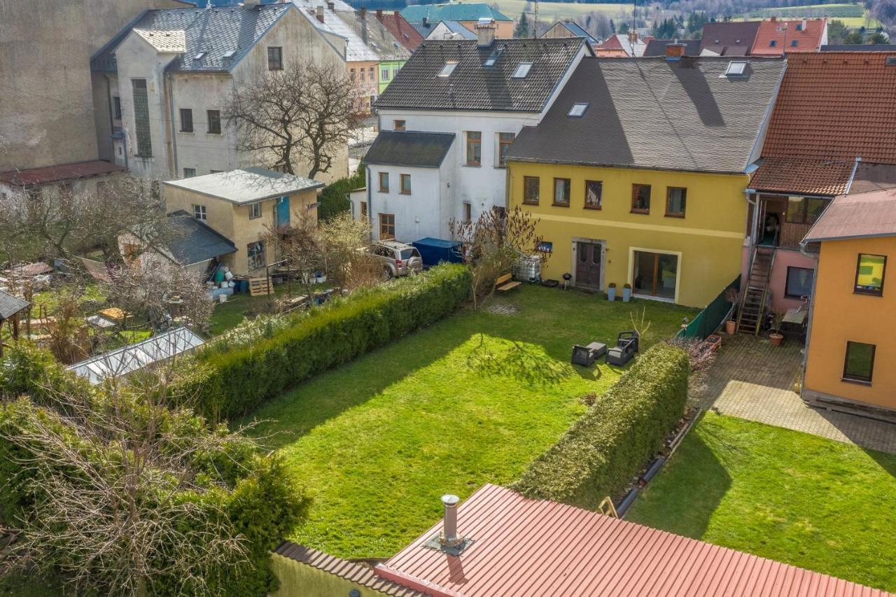 Ubytovani Na Namesti 노베 메스토 포트 스므르켐 외부 사진