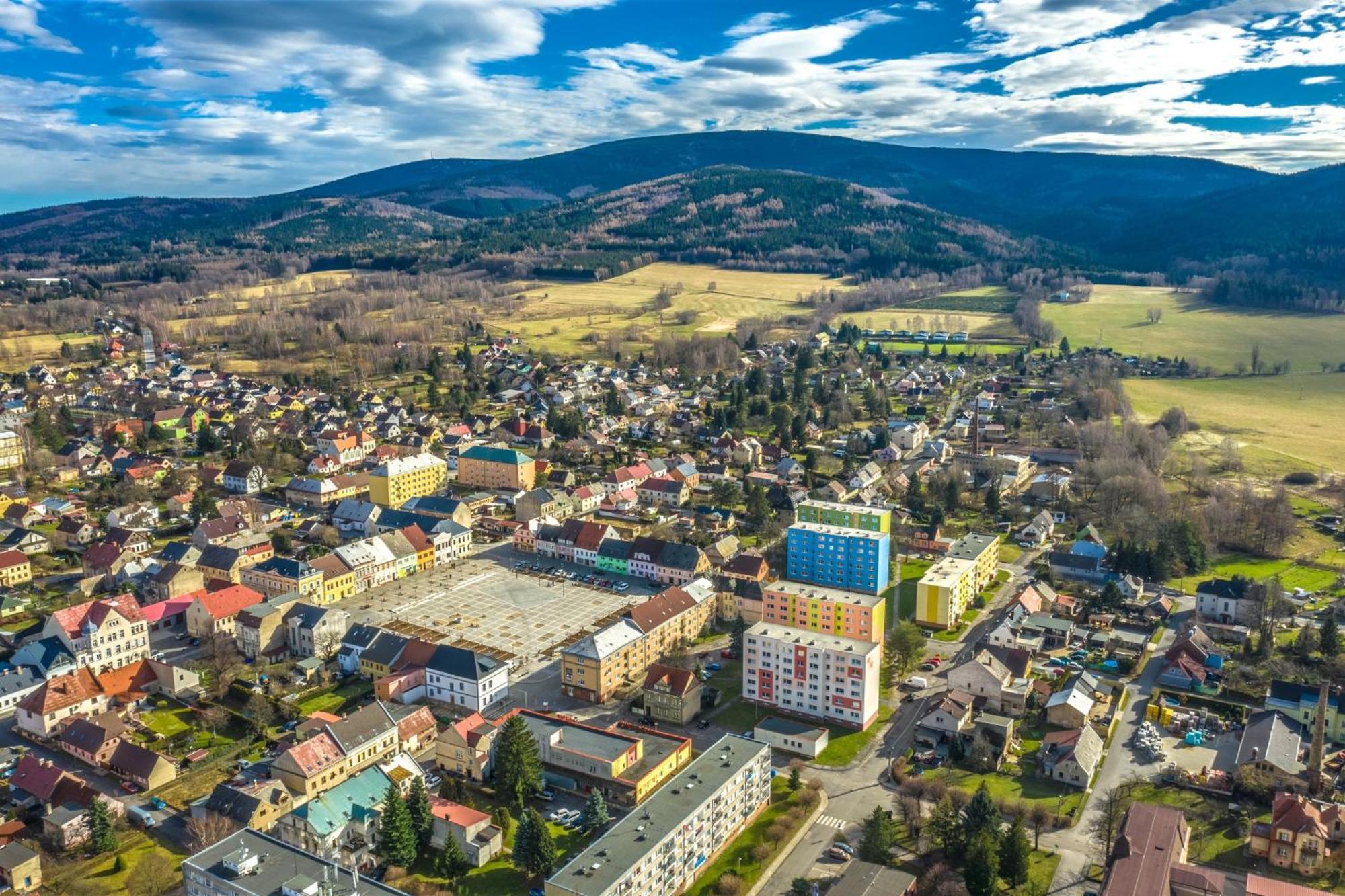 Ubytovani Na Namesti 노베 메스토 포트 스므르켐 외부 사진
